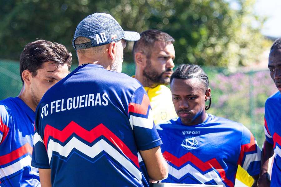 Agostinho Bento conversa com os jogadores do Felgueiras