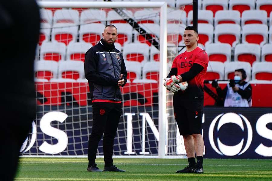 Hier noch als Assistenztrainer, am Mittwoch verantwortlich an der Seitenlinie: Nizza-Interimstrainer Didier Digard (links).