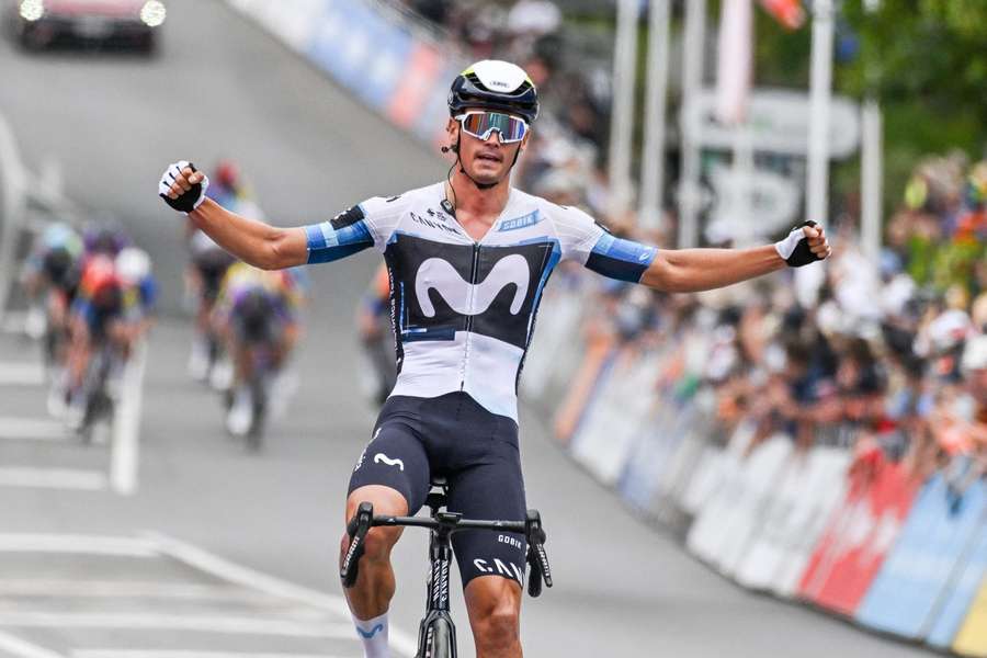 Javier Romo bejubelt seinen Sieg auf der dritten Etappe der Tour Down Under.