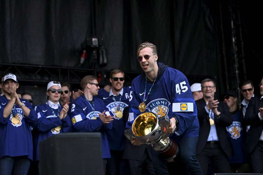 Olkinuora, der finnische Goalie, mit dem Eishockey-WM-Pokal beim Heim-Triumph