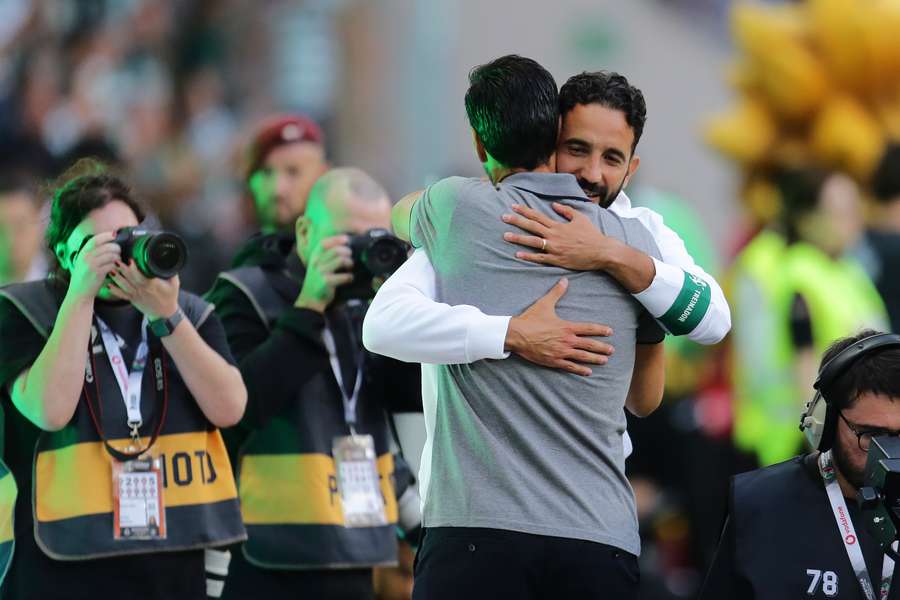 Rúben Amorim e o abraço a Vítor Bruno antes do início do jogo