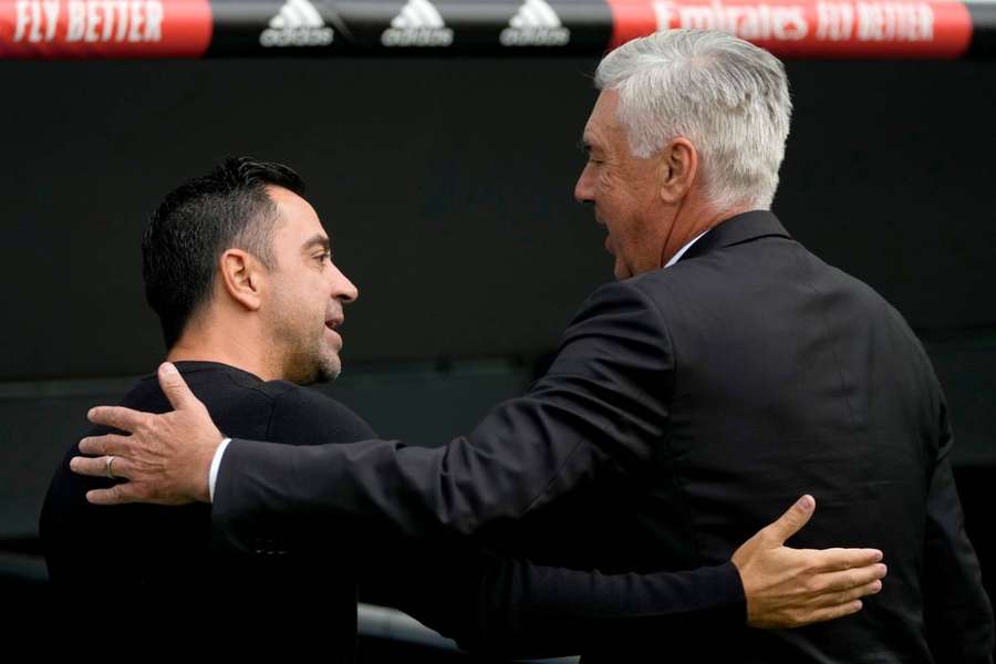 Cordialidade reina entre Xavi e Ancelotti, técnicos que decidem a Supercopa da Espanha neste domingo (15)