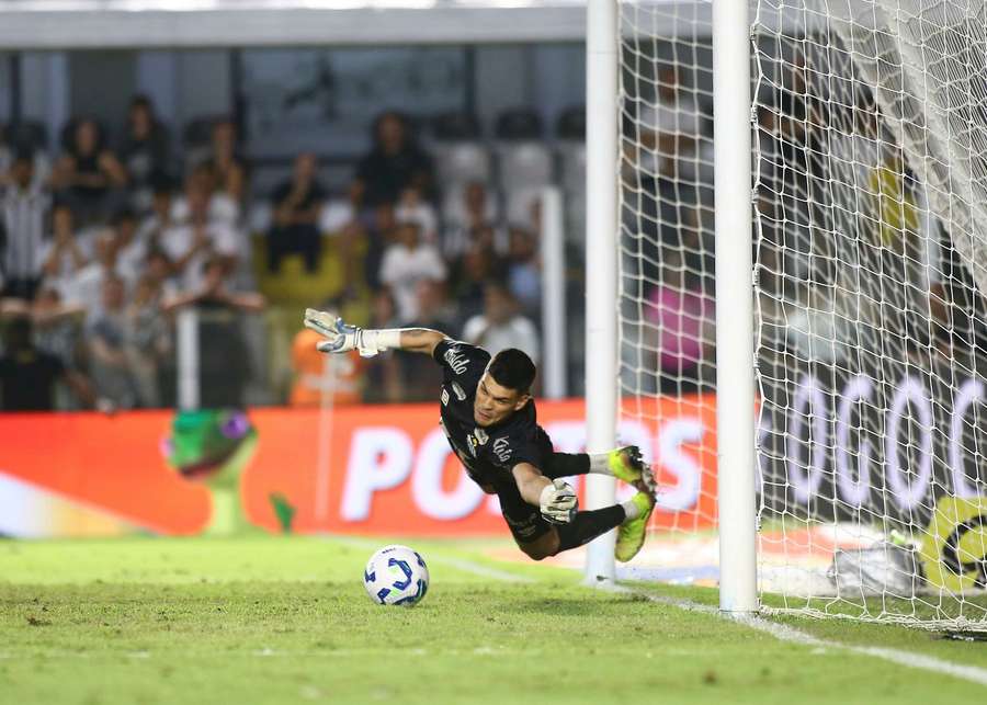 Gabriel Brazão defendeu pênalti do CRB nos minutos finais Gabriel Brazão defendeu pênalti do CRB nos minutos finais