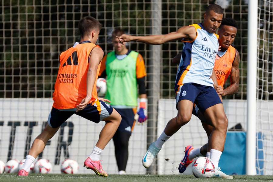 Kylian Mbappé treinou como habitualmente