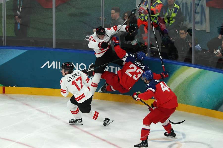 Střet Connora McDavida a Lukáše Sedláka. Střet Connora McDavida a Lukáše Sedláka.