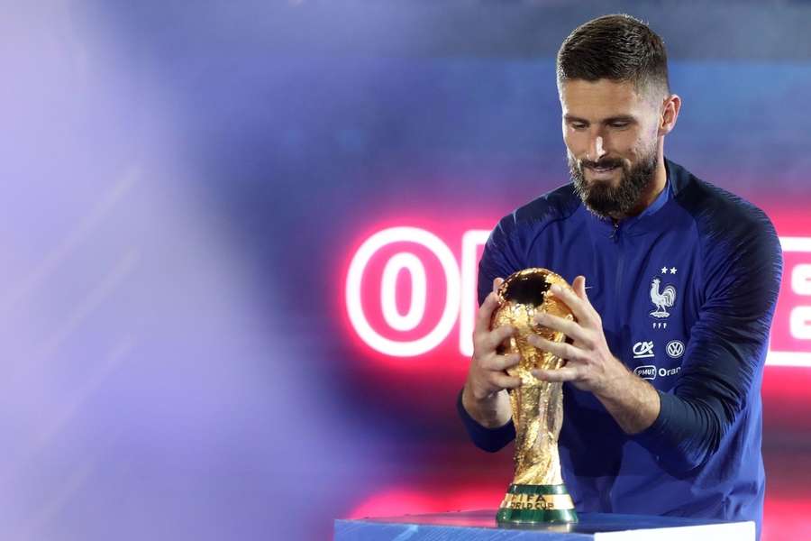Olivier Giroud küsst den WM-Pokal nach dem Gewinn der Weltmeisterschaft 2018.