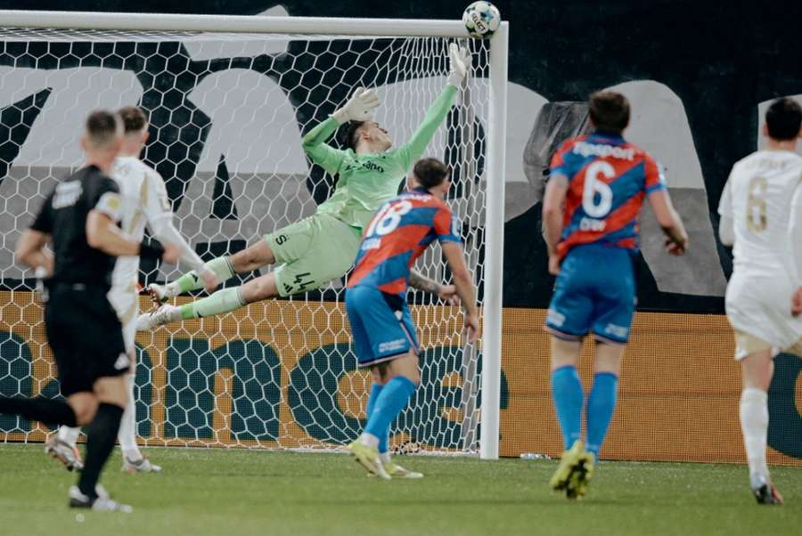 Brankář Jakub Surovčík kromě zneškodněné penalty v Plzni čaroval i při střele Lukáše Červa. Brankář Jakub Surovčík kromě zneškodněné penalty v Plzni čaroval i při střele Lukáše Červa.