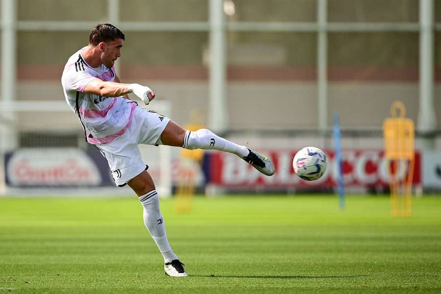 Vlahovic treinou com o elenco da Juventus neste sábado (15)