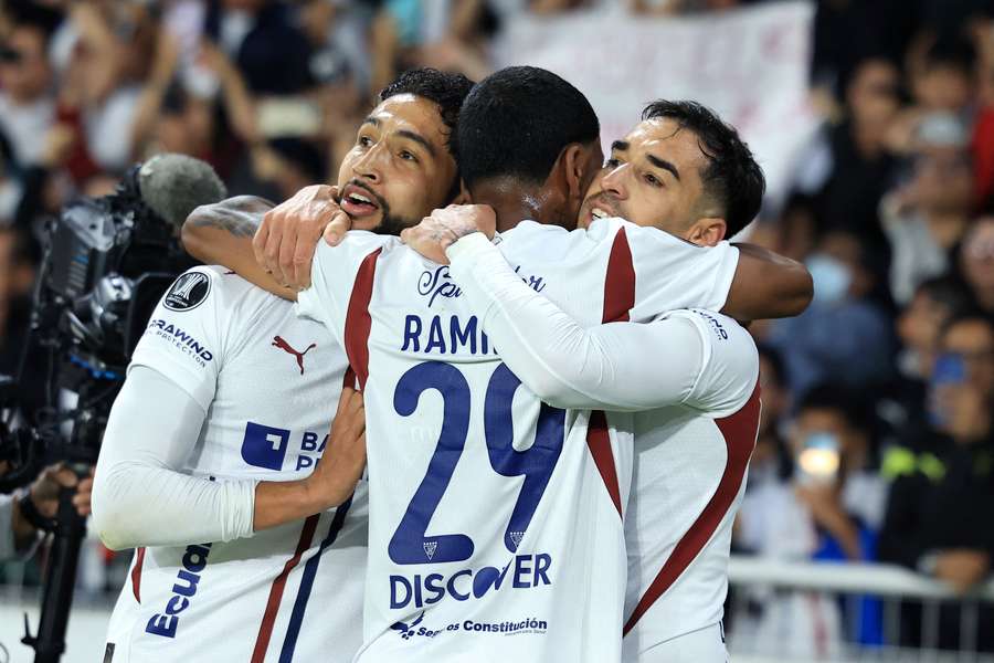 Jogadores da LDU celebram triunfo