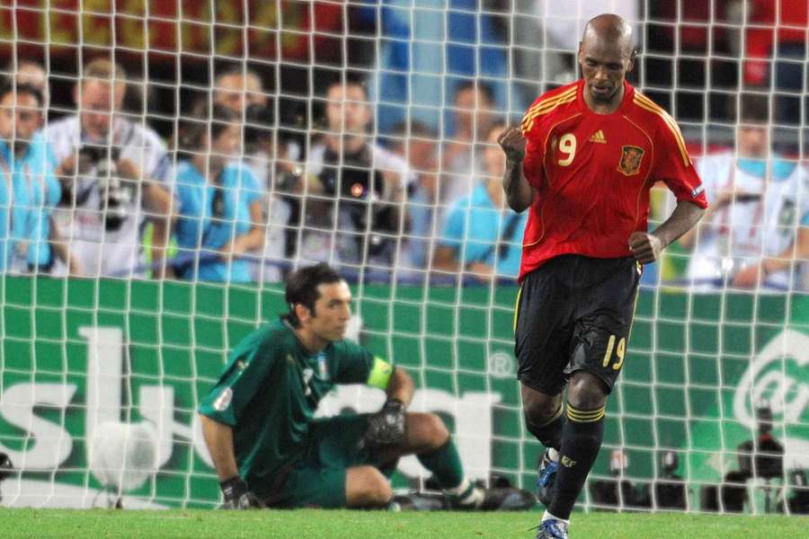 Marcos Senna (right) with the Spanish national team