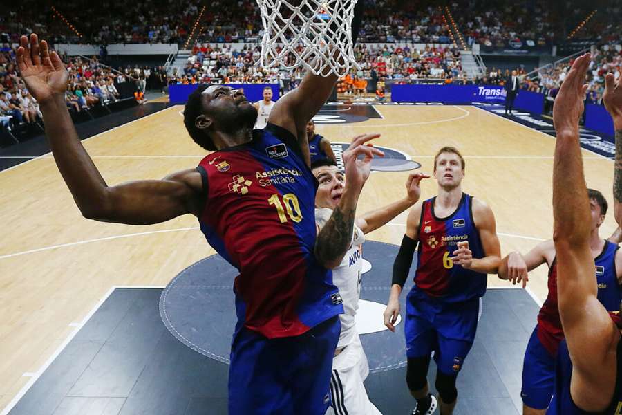 Chimezie Metu durante el Clásico de la Supercopa