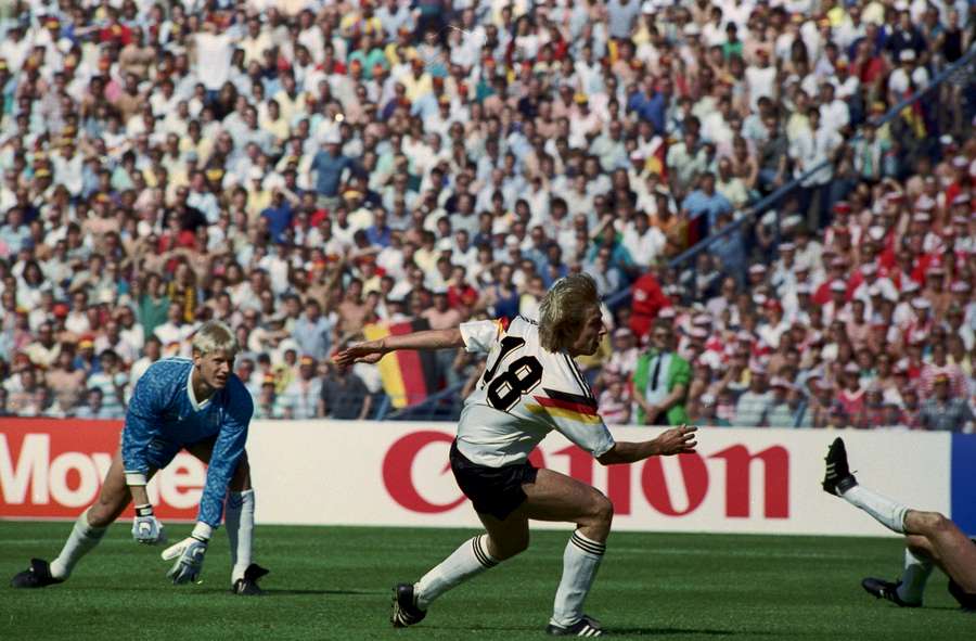 Klinsmann i EM-finalen 1992 mod Danmark.