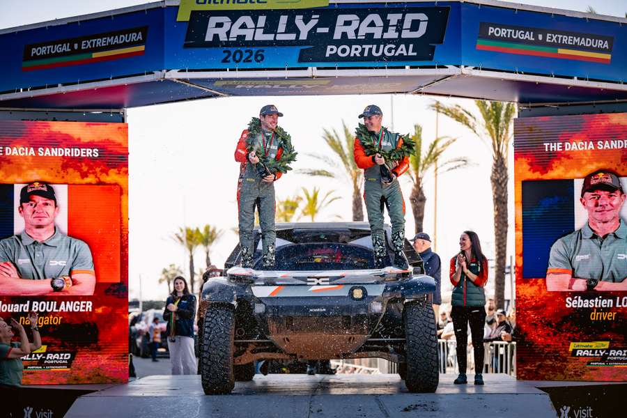 Sébastien Loeb celebra o título Sébastien Loeb celebra o título