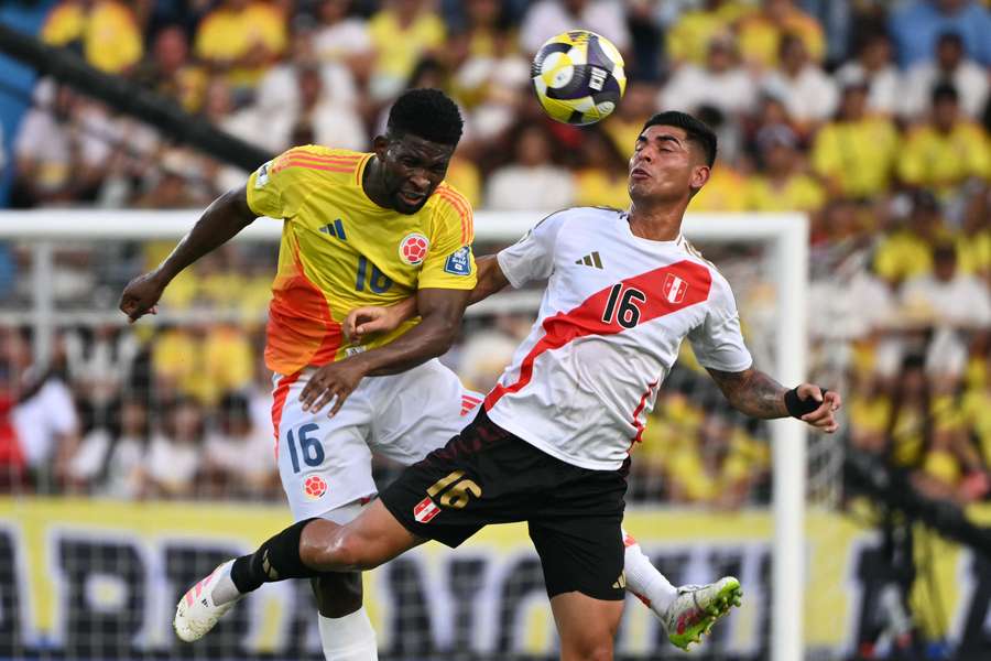 Jefferson Lerma and Peru's forward Luis Ramos fight for the ball 