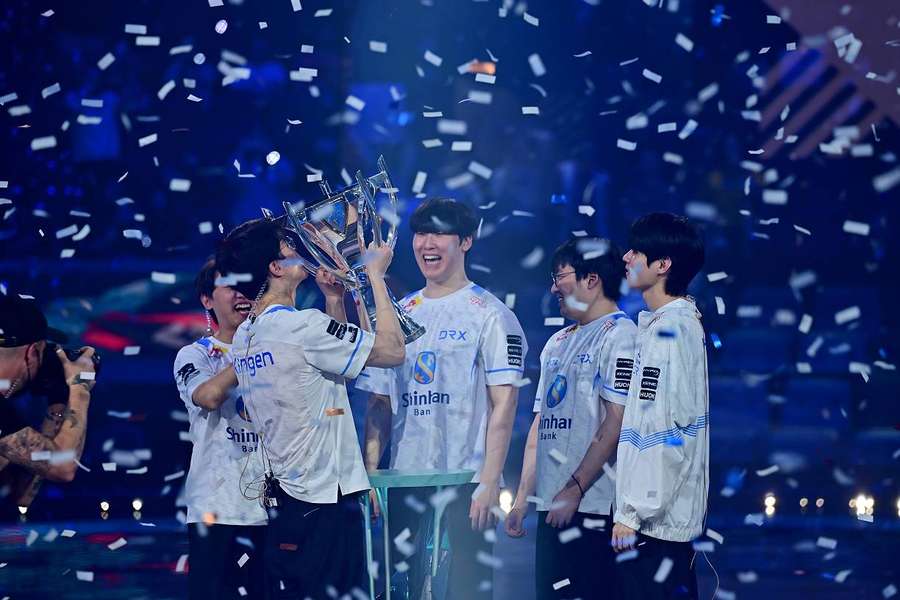 DRX fête sa victoire en finale des Worlds. DRX fête sa victoire en finale des Worlds.