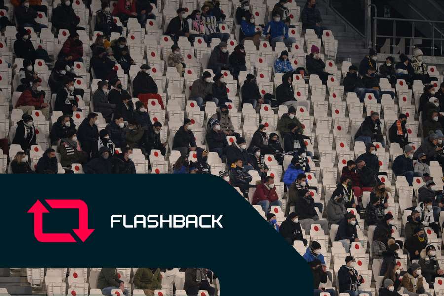 Adeptos com máscaras num jogo de futebol