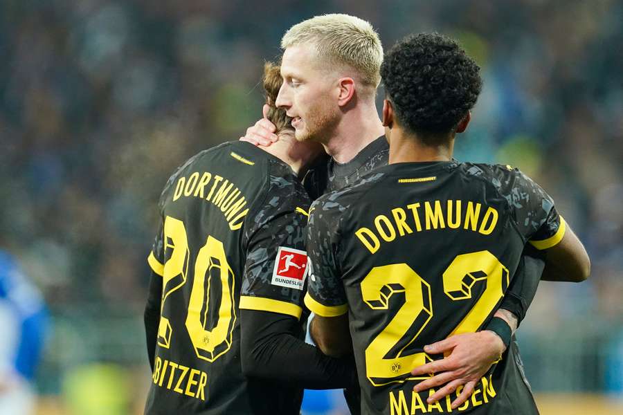 Marco Reus viert zijn treffer met Marcel Sabitzer en Ian Maatsen