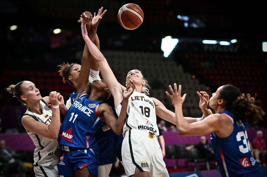 Francouzka Valériane Ayayiová a Monika Grigalauskyteová z Litvy bojují o míč ve čtvrtfinále EuroBasketu.