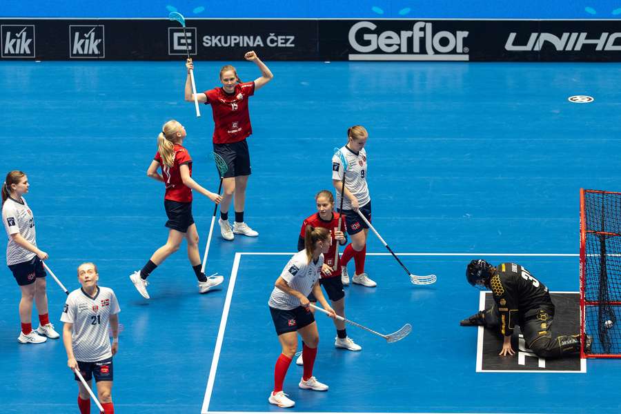 Češky slaví jeden z devíti gólů v norské síti.