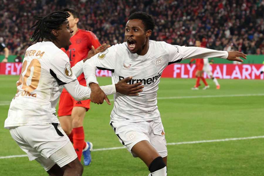 Nathan Tella feiert den Siegtreffer für Leverkusen in München.