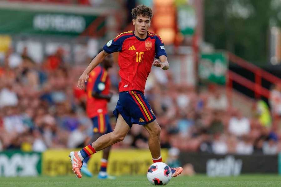 Thiago Pitarch in action for Spain's under-19s Thiago Pitarch in action for Spain's under-19s
