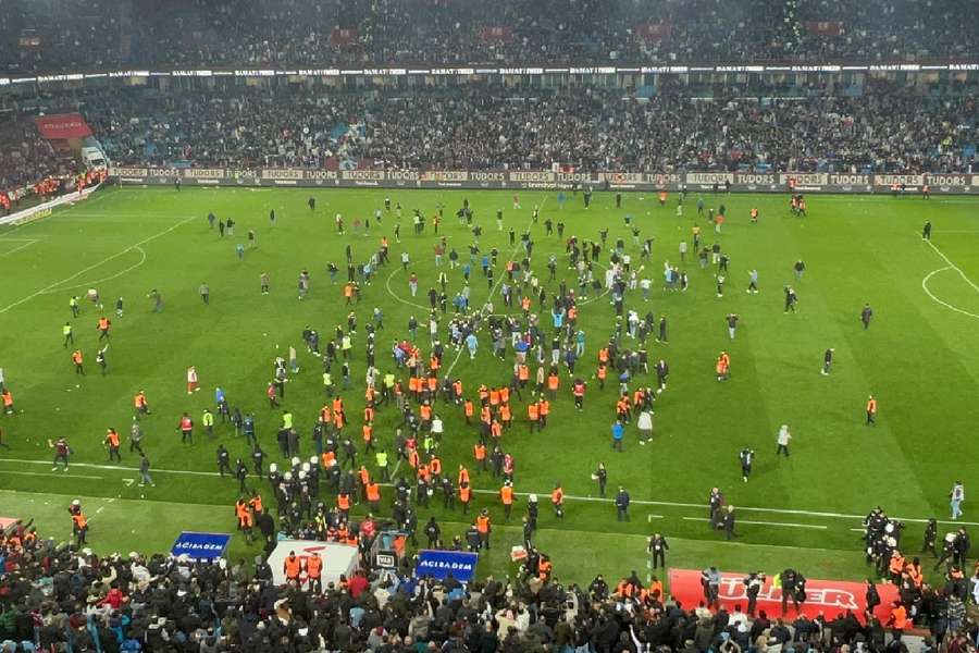 Fans stormede banen efter Trabzonspors nederlag til Fenerbahce.