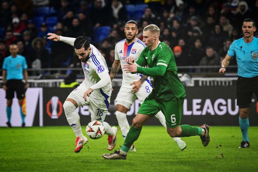 Jakub Piotrowski w meczu z Olympique Lyon w Lidze Europy.