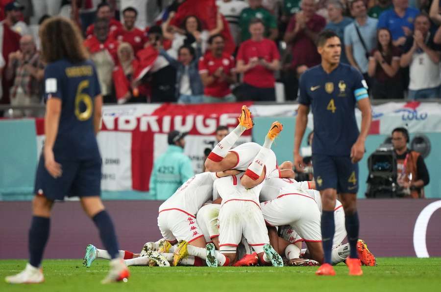 Tunesien overraskede med 1-0 sejr over Frankrig, men det var ikke nok til at gå videre til næste runde Tunesien overraskede med 1-0 sejr over Frankrig, men det var ikke nok til at gå videre til næste runde