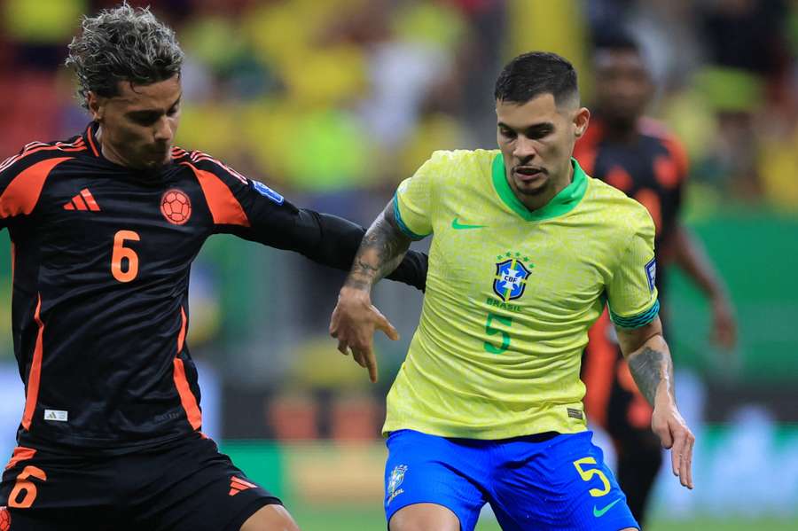 Bruno Guimarães recebeu o terceiro amarelo 