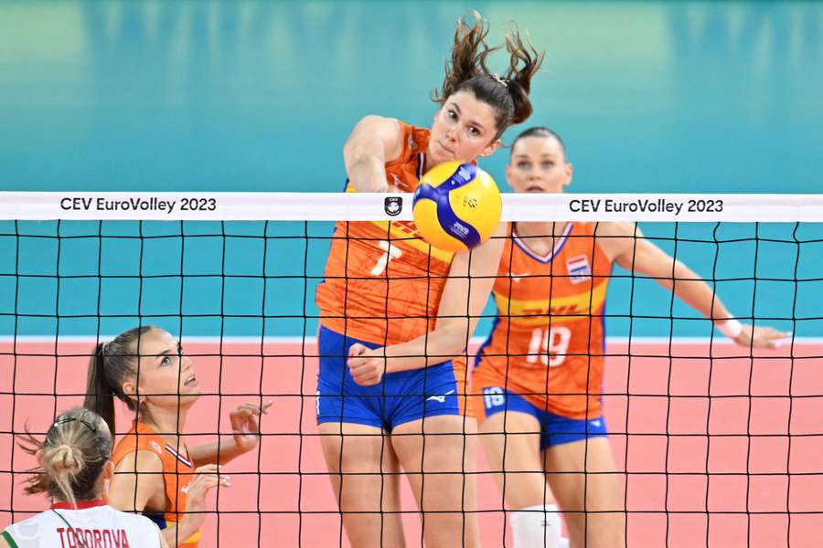 Juliët Lohuis in actie tijdens de EuroVolley 2023 kwartfinale tegen Bulgarije