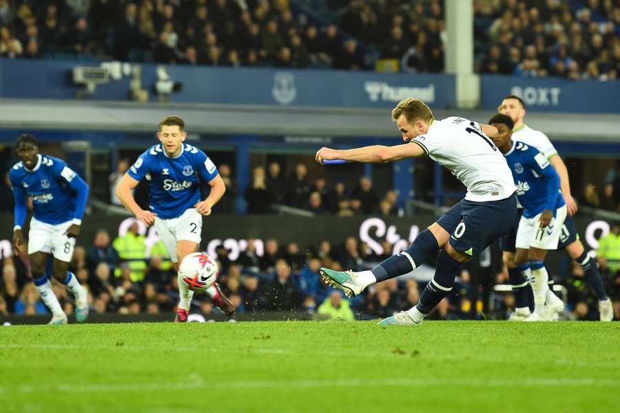 Harry Kane proměnil penaltu, na vítězství nad Evertonem to ale nestačilo.