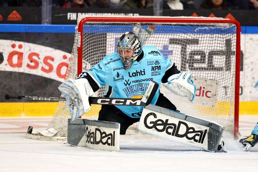 Patrik Bartosak made 29 saves to send Pelicans through