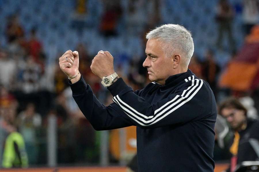 José Mourinho na lavičce AS Řím.