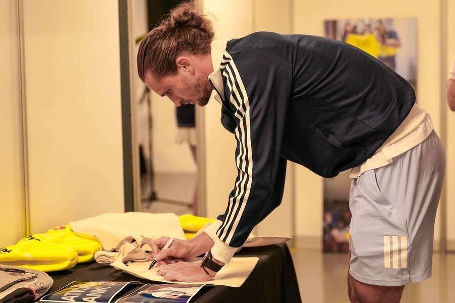 Zverev gibt Autogramme Zverev gibt Autogramme