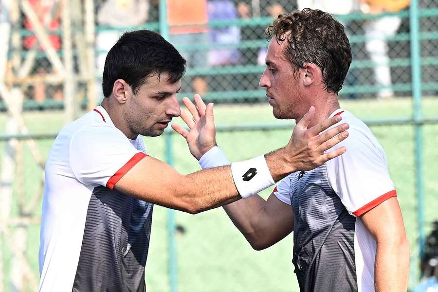 Carballés y Zapata se saludan tras el final del partido.