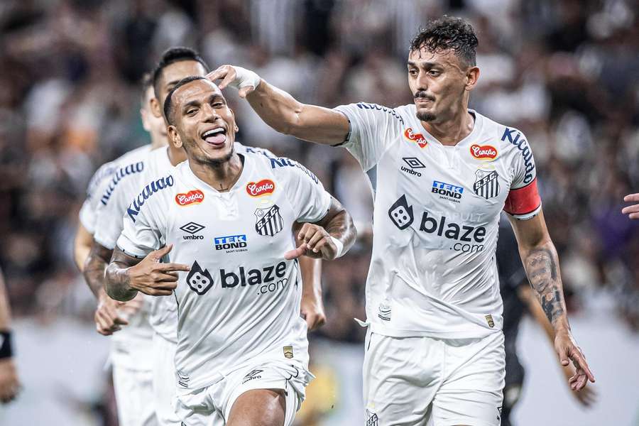 Otero marcou de falta e garantiu mais uma vitória do Santos