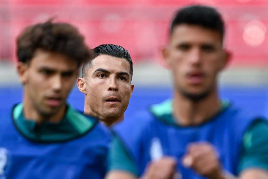 Ronaldo segue na lista de Roberto Martínez