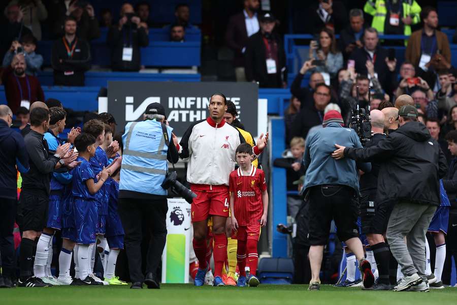 Liverpool receive a guard of honour from Chelsea