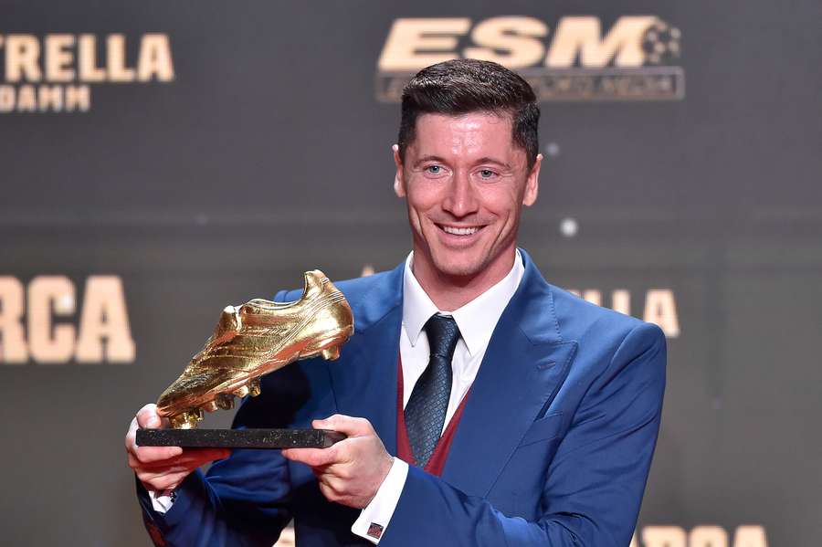 Lewandowski, tras recibir la Bota de Oro como mejor goleador de la temporada 21-22.