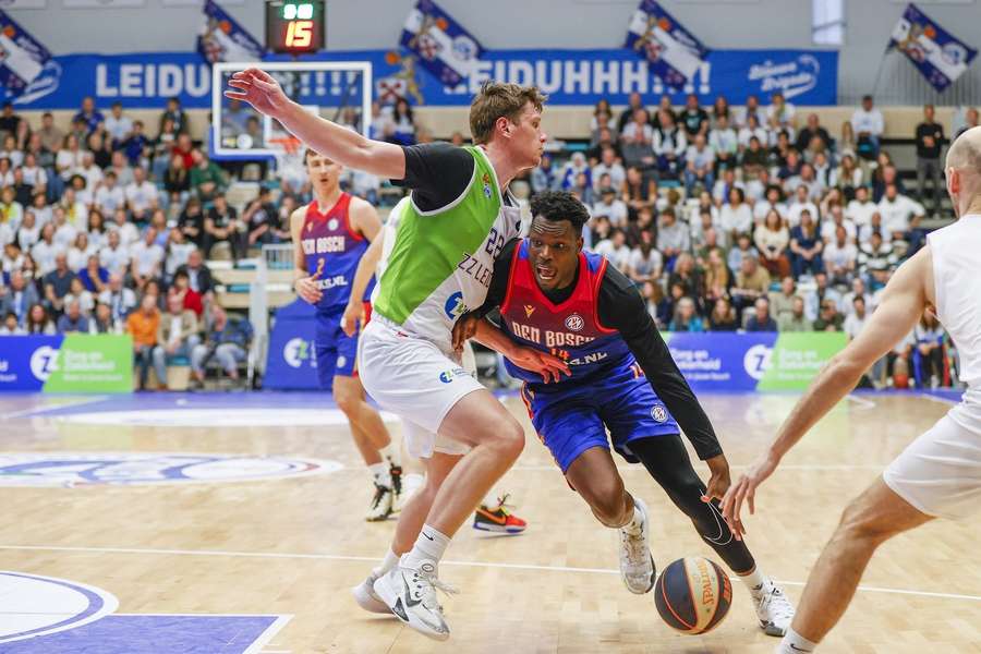 Het beeld van de wedstrijd: Brock Gardner (l.) houdt Heroes Den Bosch in toom.