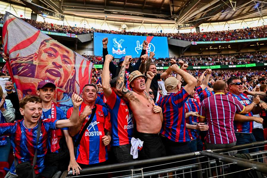 Torcida do Crystal Palace comandou a festa em Wembley Torcida do Crystal Palace comandou a festa em Wembley