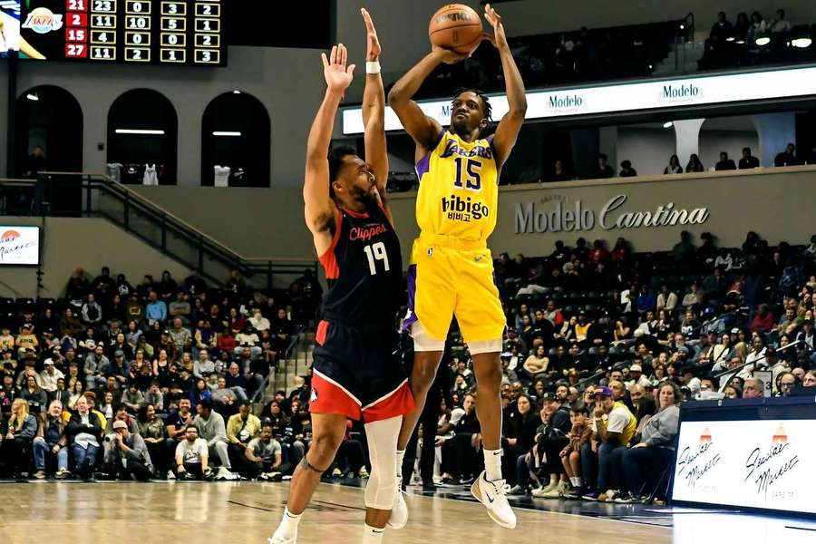 Rice (vpravo) v zápase Letní ligy v barvách LA Lakers.