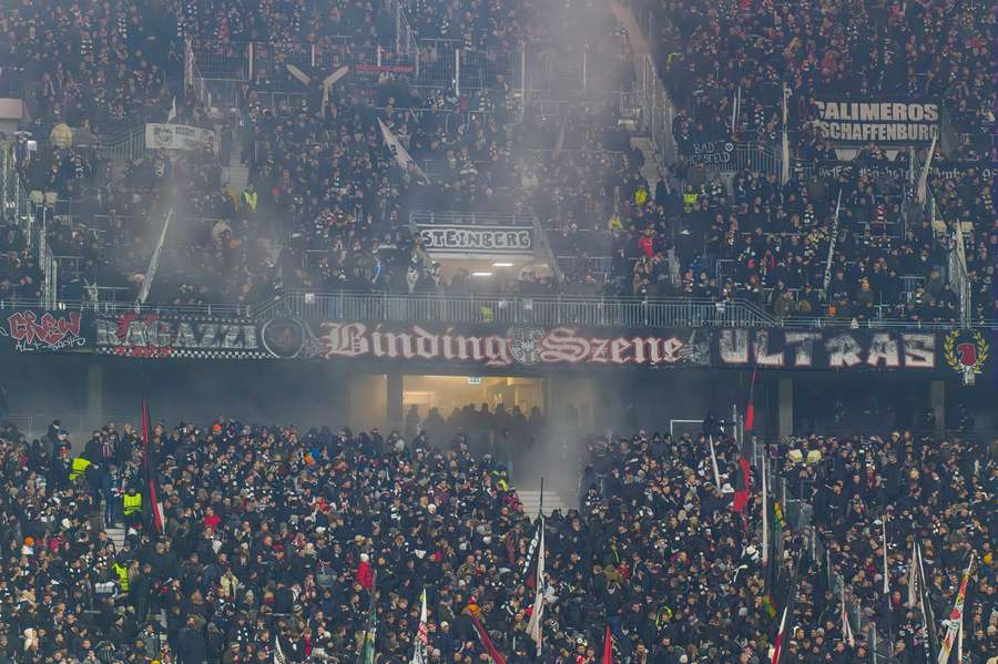 Een grimmige sfeer in het stadion tijdens de wedstrijd van Eintracht Frankfurt tegen VfB Stuttgart op 25 november