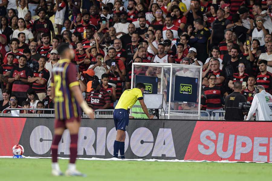 Árbitro consulta imagens no VAR