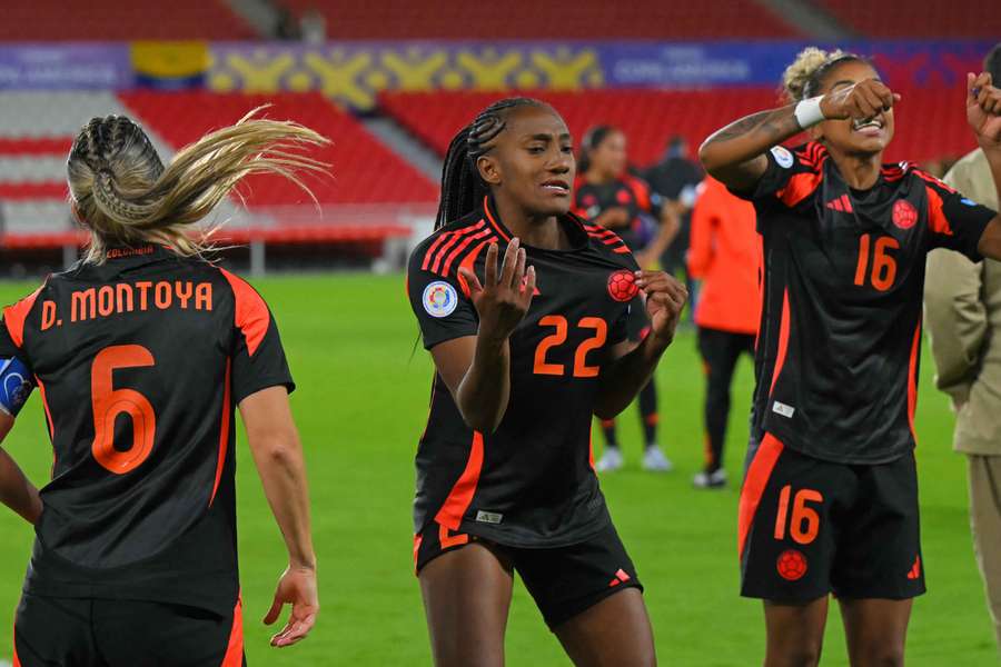 Daniela Montoya, Daniela Caracas y Jorelyn Carabal, de izquierda a derecha, celebran el pase a la final de la Copa América