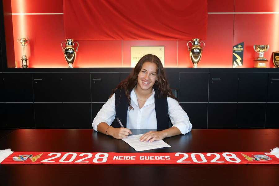 Neide Guedes assina novo contrato