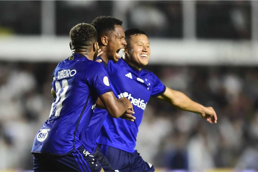 Matheus Jussa é celebrado pelos companheiros após gol sobre o Santos