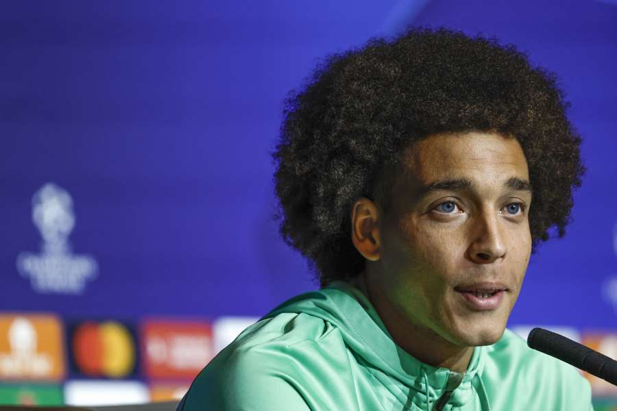 Axel Witsel tijdens een persconferentie van zijn club Atlético Madrid