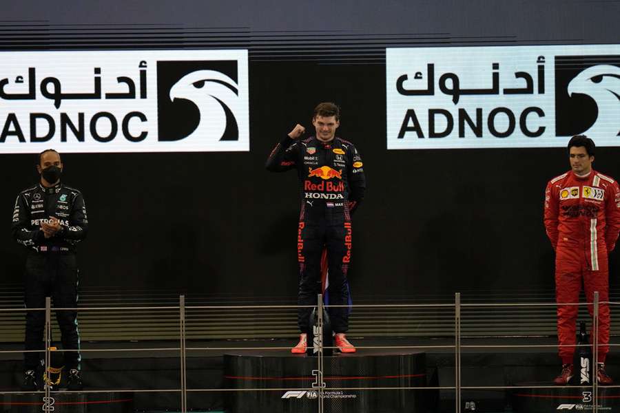 Max Verstappen gewinnt 2021 in Abu Dhabi und damit den WM-Titel, Lewis Hamilton muss applaudieren
