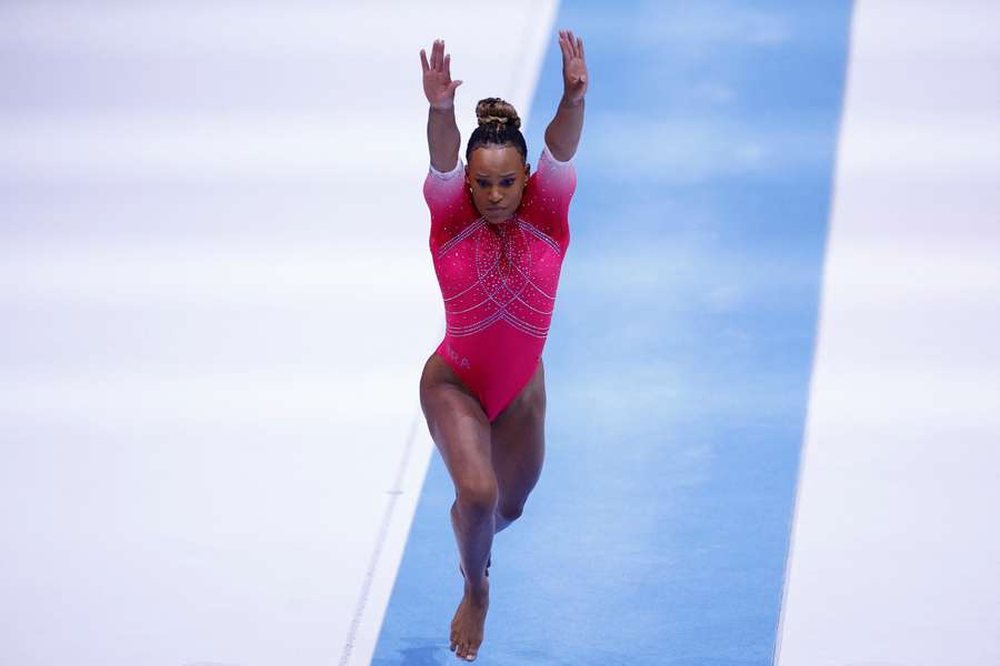 Rebeca Andrade supera Simone Biles e conquista o ouro no salto no